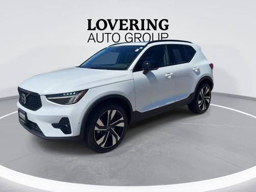Crystal White Metallic 2024 Volvo XC40 B5 Plus Dark Theme