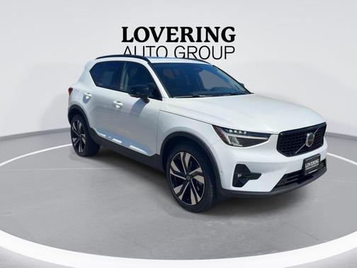 Crystal White Metallic 2024 Volvo XC40 B5 Plus Dark Theme