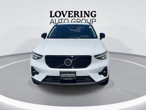 Crystal White Metallic 2024 Volvo XC40 B5 Plus Dark Theme