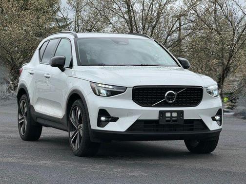 Crystal White 2024 Volvo XC40 B5 Plus Dark Theme