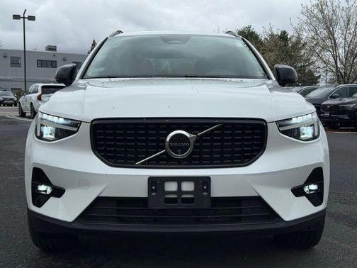 Crystal White 2024 Volvo XC40 B5 Plus Dark Theme