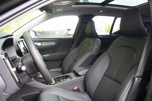 2025 Volvo XC40 B5 Plus Bright Theme