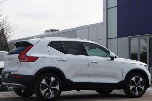 2025 Volvo XC40 B5 Plus Bright Theme