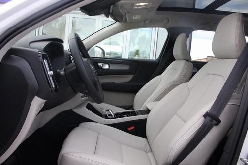 2025 Volvo XC40 B5 Plus Bright Theme