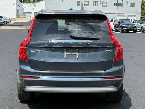 2022 Volvo XC90 T5 Momentum 7 Passenger