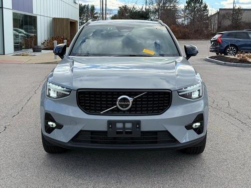 2025 Volvo XC40 B5 Plus Dark Theme