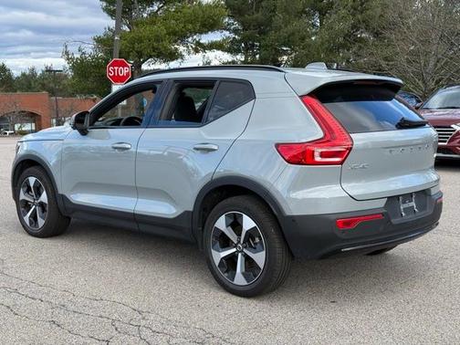 2025 Volvo XC40 B5 Plus Dark Theme