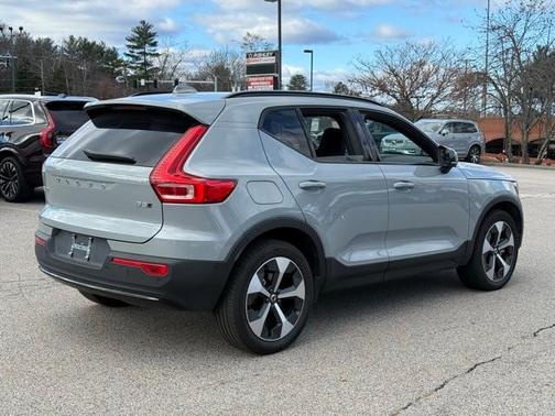 2025 Volvo XC40 B5 Plus Dark Theme