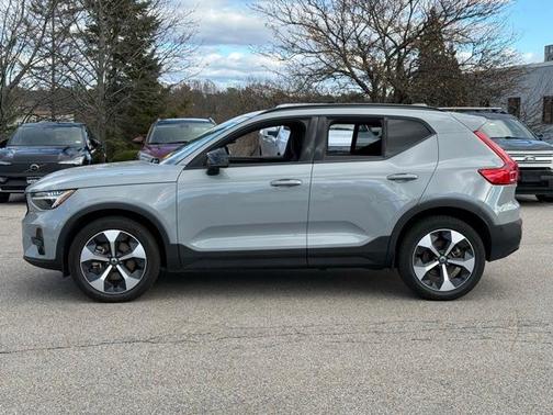 2025 Volvo XC40 B5 Plus Dark Theme