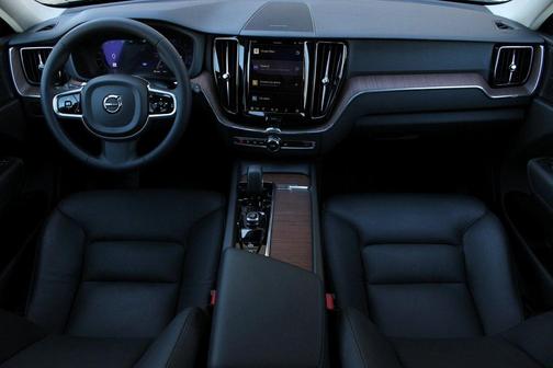2023 Volvo XC60 B5 Plus Dark Theme