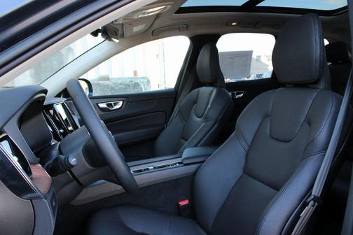 2023 Volvo XC60 B5 Plus Dark Theme