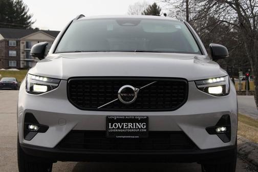 2025 Volvo XC40 B5 Plus Dark Theme