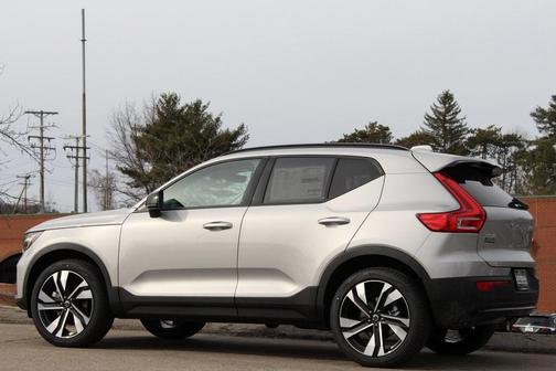 2025 Volvo XC40 B5 Plus Dark Theme