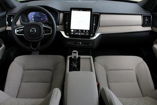 2025 Volvo XC90 B5 Plus 7-Seater