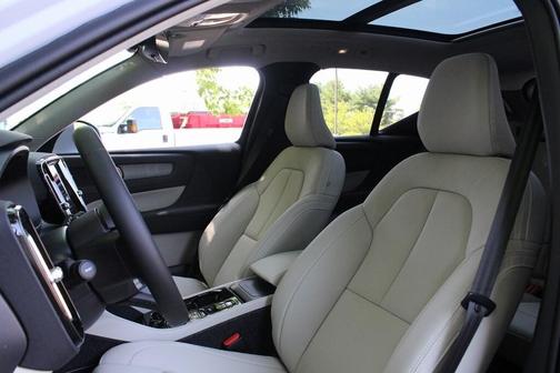 2025 Volvo XC40 B5 Plus Bright Theme