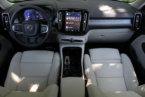2025 Volvo XC40 B5 Plus Bright Theme