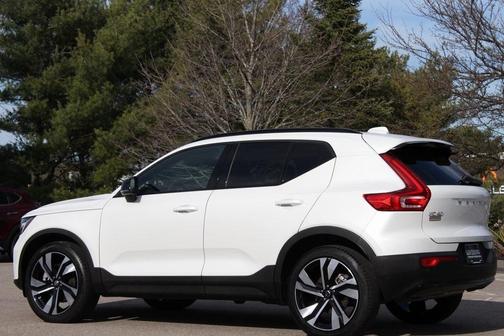 2025 Volvo XC40 B5 Plus Dark Theme