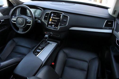 2022 Volvo XC90 T5 Momentum 7 Passenger