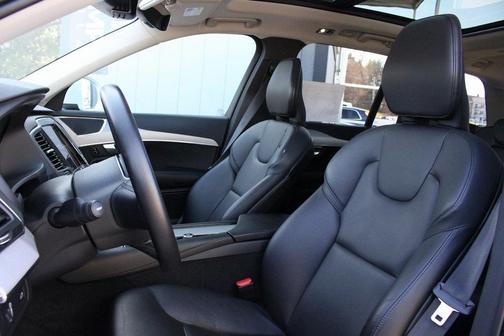 2022 Volvo XC90 T5 Momentum 7 Passenger