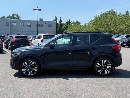 Onyx Black Metallic 2023 Volvo XC40 B5 Plus Dark Theme