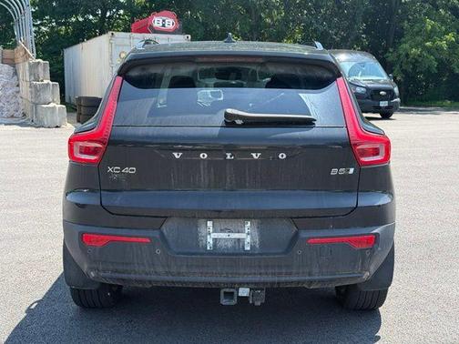 Onyx Black Metallic 2023 Volvo XC40 B5 Plus Dark Theme