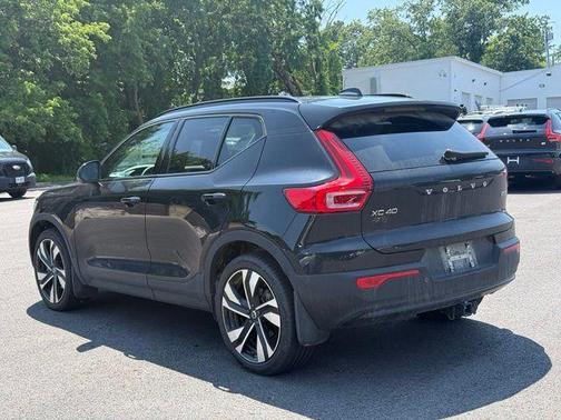 Onyx Black Metallic 2023 Volvo XC40 B5 Plus Dark Theme