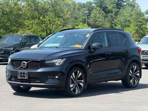 Onyx Black Metallic 2023 Volvo XC40 B5 Plus Dark Theme