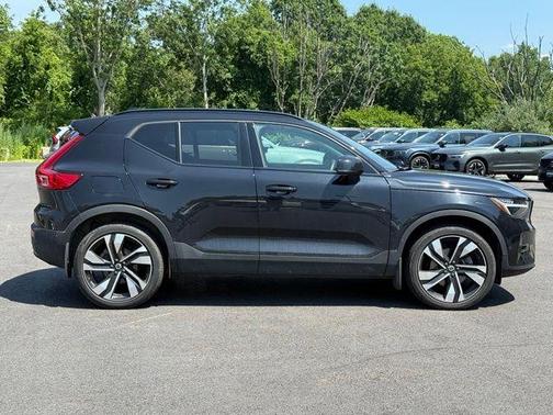 Onyx Black Metallic 2023 Volvo XC40 B5 Plus Dark Theme