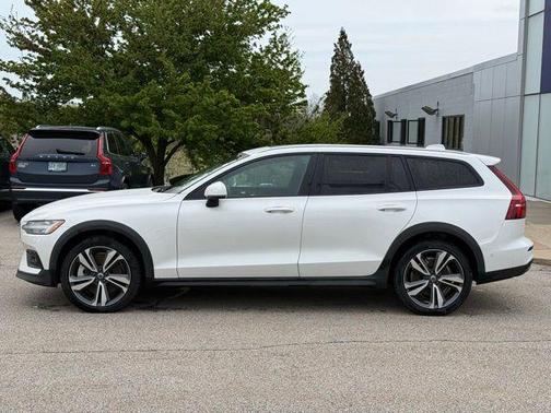 Crystal White Pearl 2025 Volvo V60 Cross Country B5 Plus