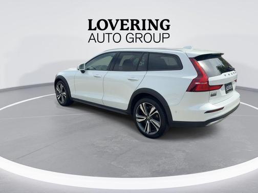 Crystal White Pearl 2025 Volvo V60 Cross Country B5 Plus