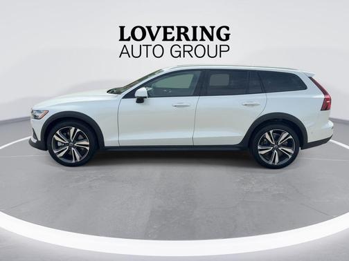 Crystal White Pearl 2025 Volvo V60 Cross Country B5 Plus