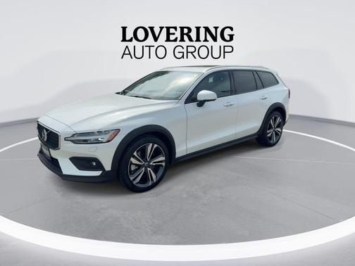 Crystal White Pearl 2025 Volvo V60 Cross Country B5 Plus