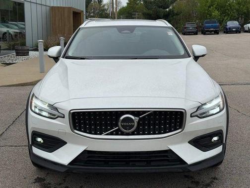 Crystal White Pearl 2025 Volvo V60 Cross Country B5 Plus