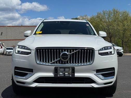 Crystal White Metallic 2023 Volvo XC90 Recharge Plug-In Hybrid T8 Plus Bright Theme 7 Passenger