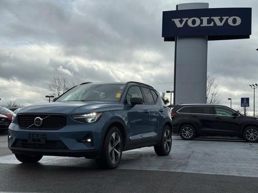 2025 Volvo XC40 B5 Plus Dark Theme