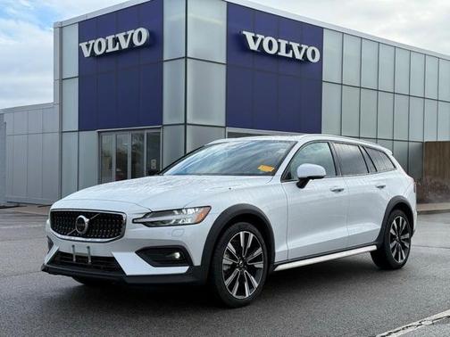2024 Volvo V60 Cross Country B5 Ultimate