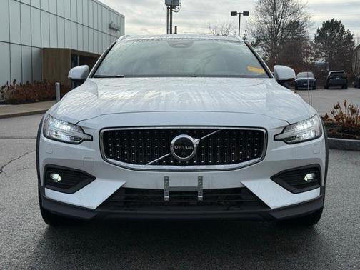 2024 Volvo V60 Cross Country B5 Ultimate