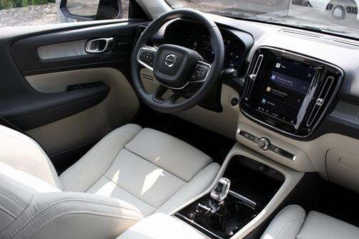 2025 Volvo XC40 B5 Plus Dark Theme