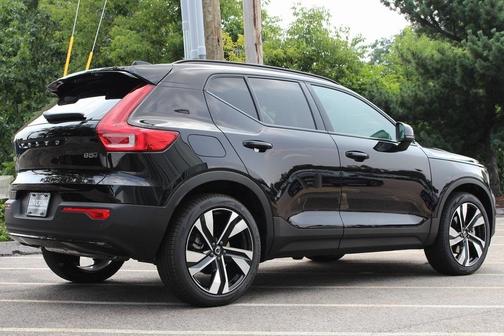 2025 Volvo XC40 B5 Plus Dark Theme
