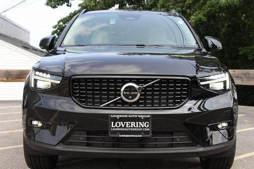2025 Volvo XC40 B5 Plus Dark Theme