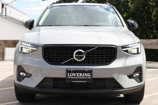2025 Volvo XC40 B5 Plus Dark Theme