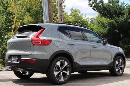 2025 Volvo XC40 B5 Plus Dark Theme