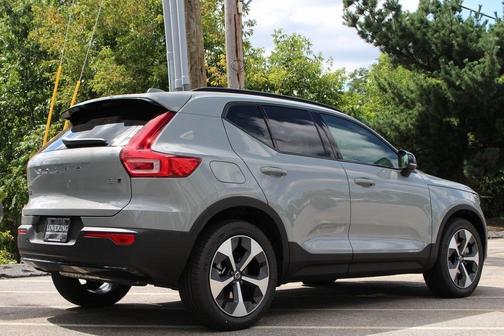 2025 Volvo XC40 B5 Plus Dark Theme
