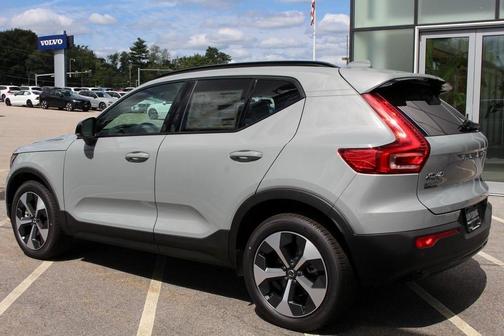 2025 Volvo XC40 B5 Plus Dark Theme