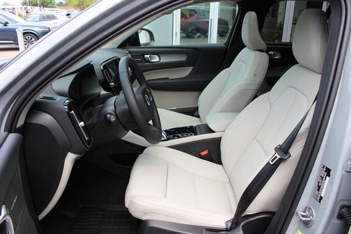 2025 Volvo XC40 B5 Plus Dark Theme