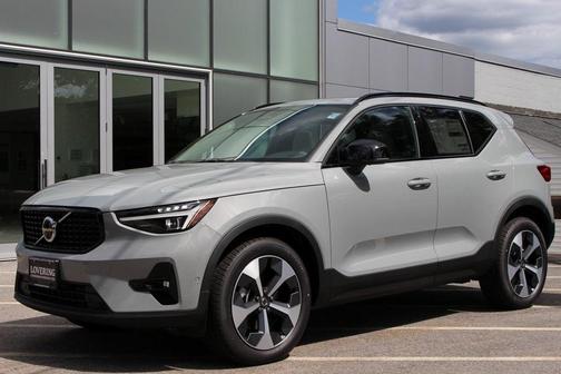2025 Volvo XC40 B5 Plus Dark Theme
