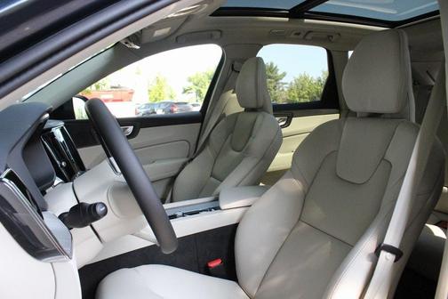 2025 Volvo XC60 Plug-In Hybrid T8 Plus