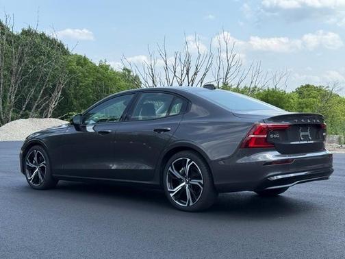 2024 Volvo S60 B5 Core Dark Theme