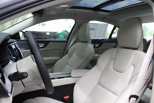 2025 Volvo S60 B5 Plus