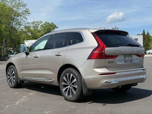 Bright 2023 Volvo XC60 B5 Plus Bright Theme